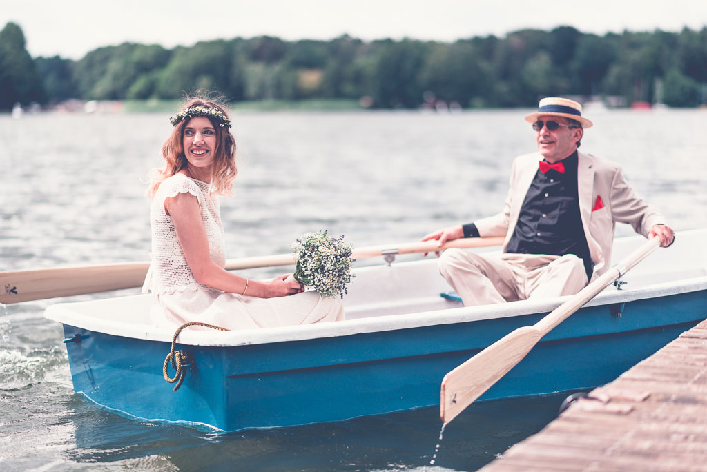 Hochzeitslocation am Wasser in Berlin & Brandenburg - Braut im blauen Boot mit Vater der rudert
